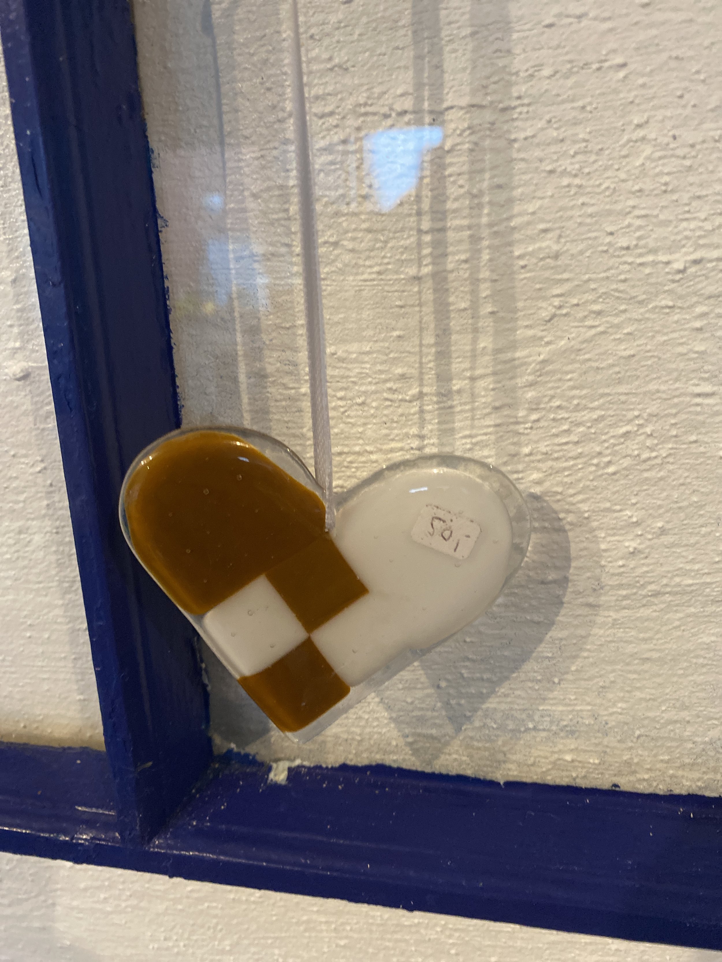 Brunt og hvidt flettet hjerte
