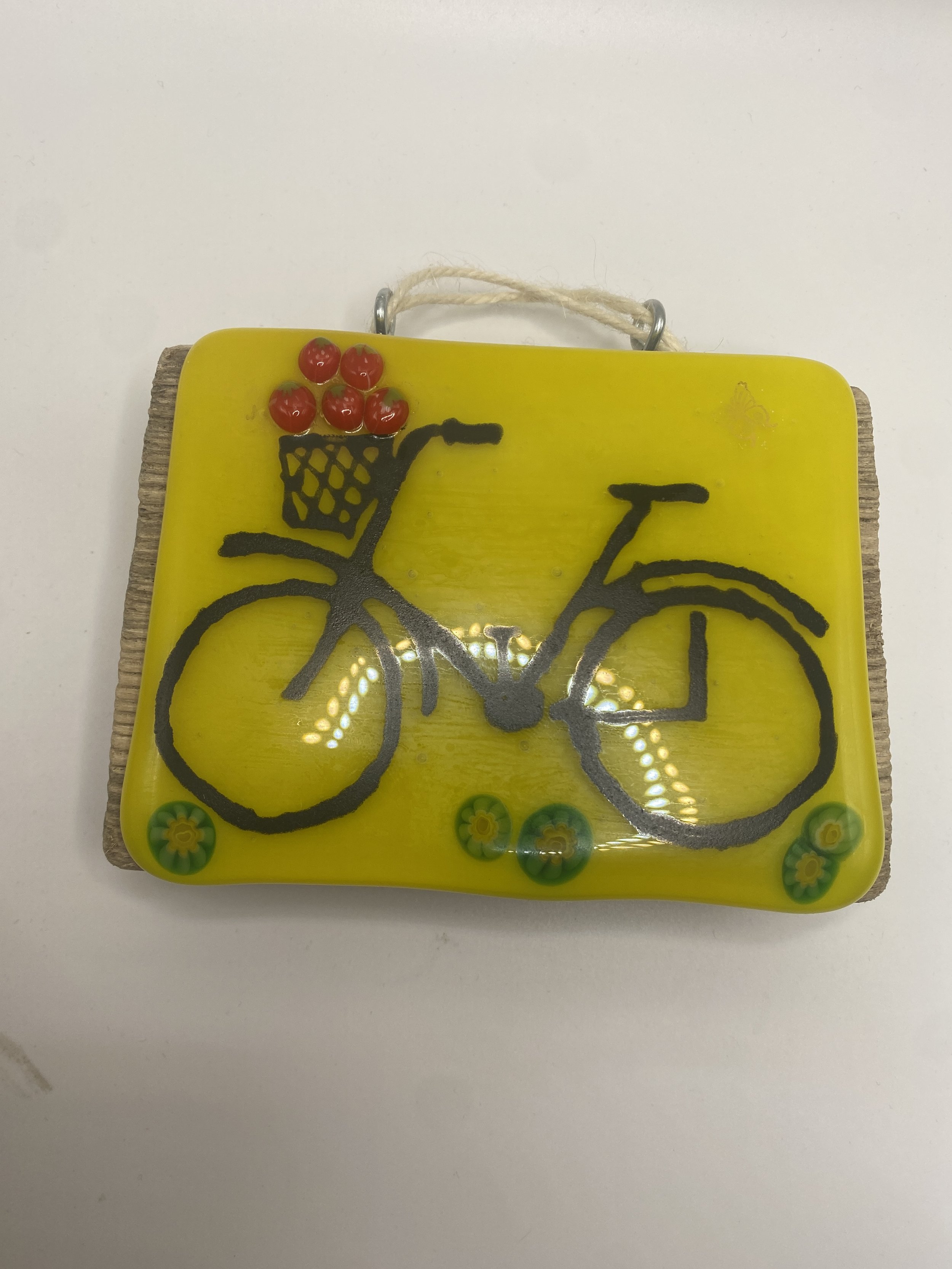Cykelskilt glasskilt på drivtømmer.