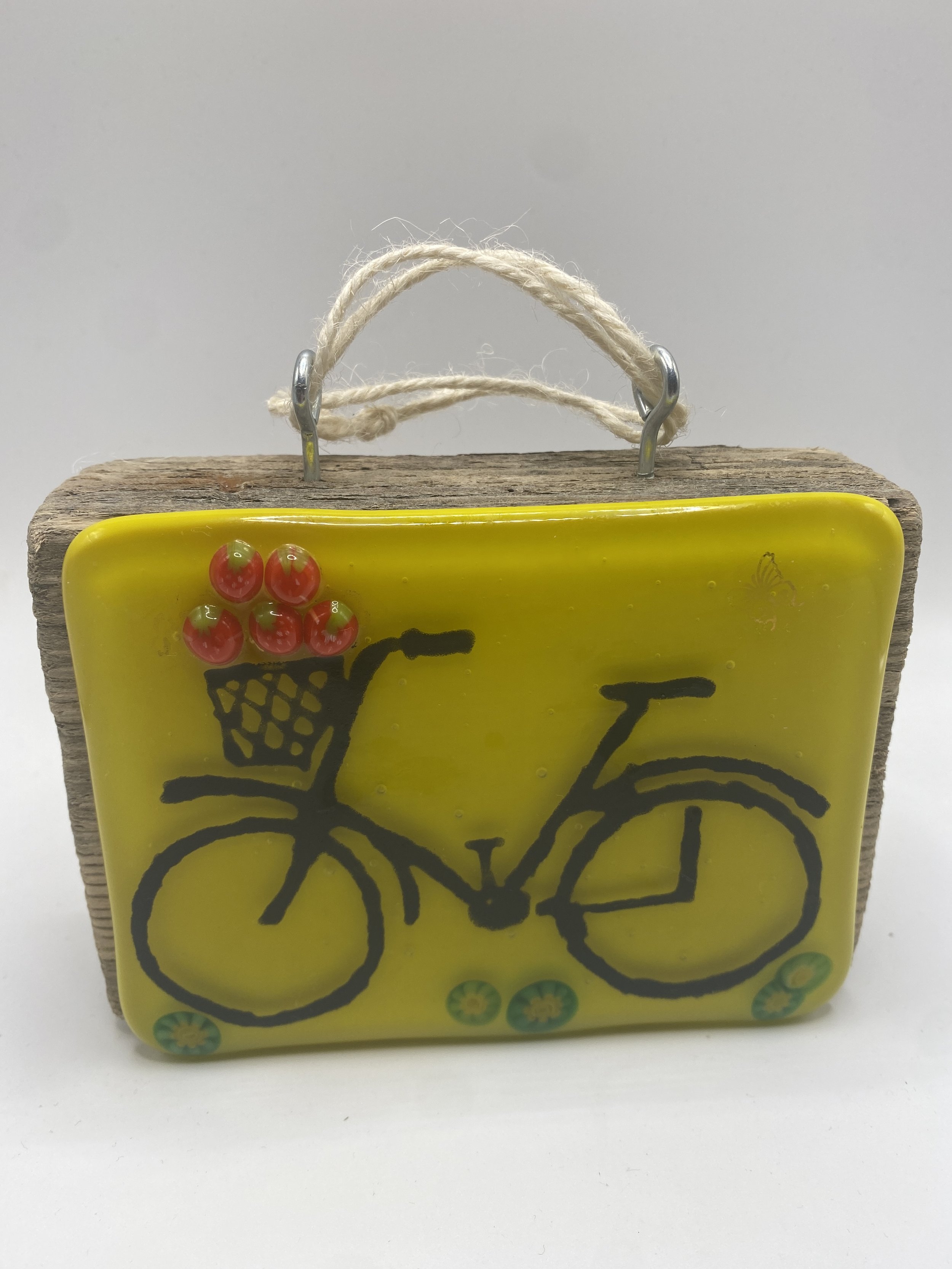 Cykelskilt glasskilt på drivtømmer.