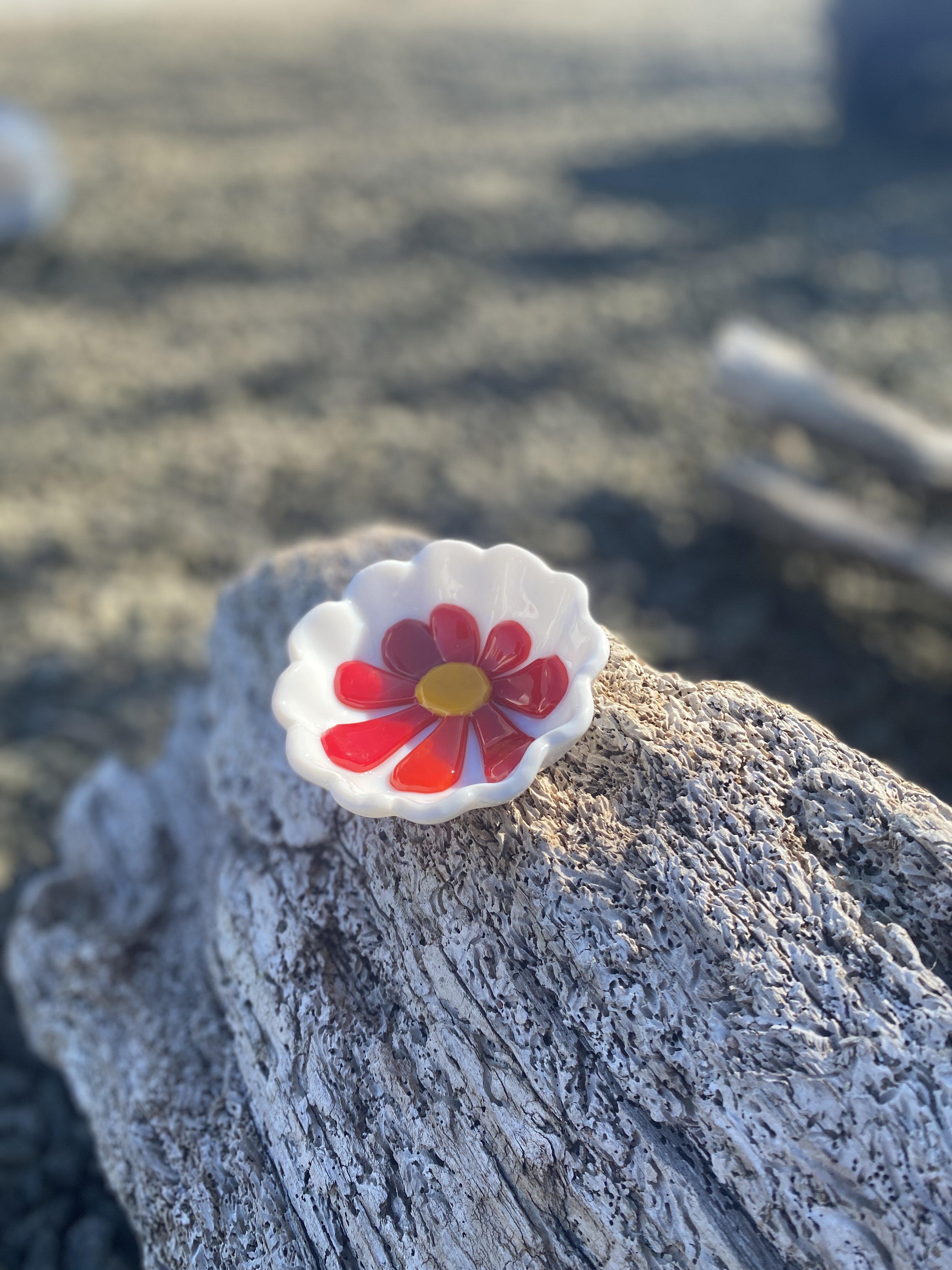 Lille skål med rød blomst