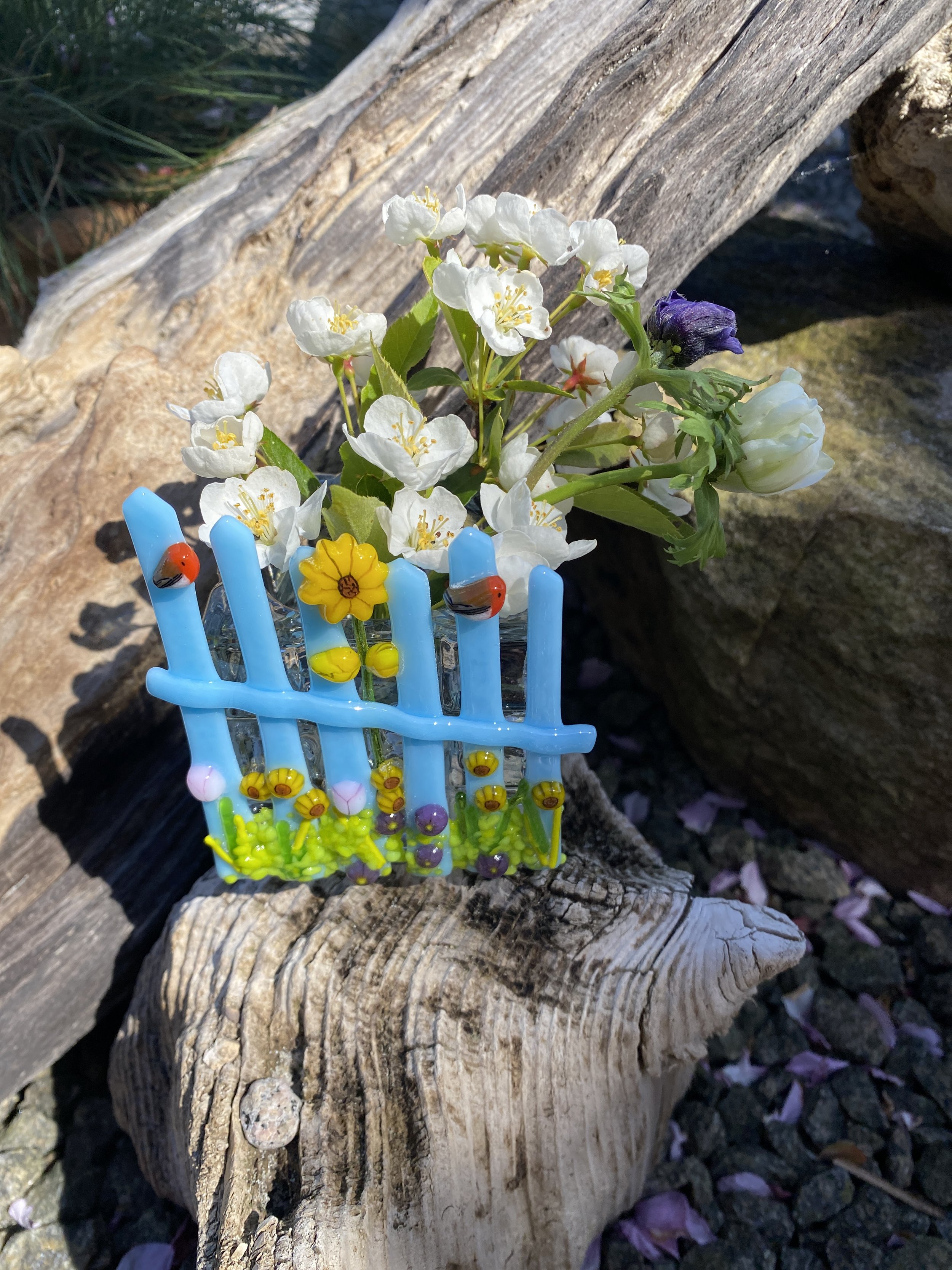 Lyseblåt stakit i fuldt flor