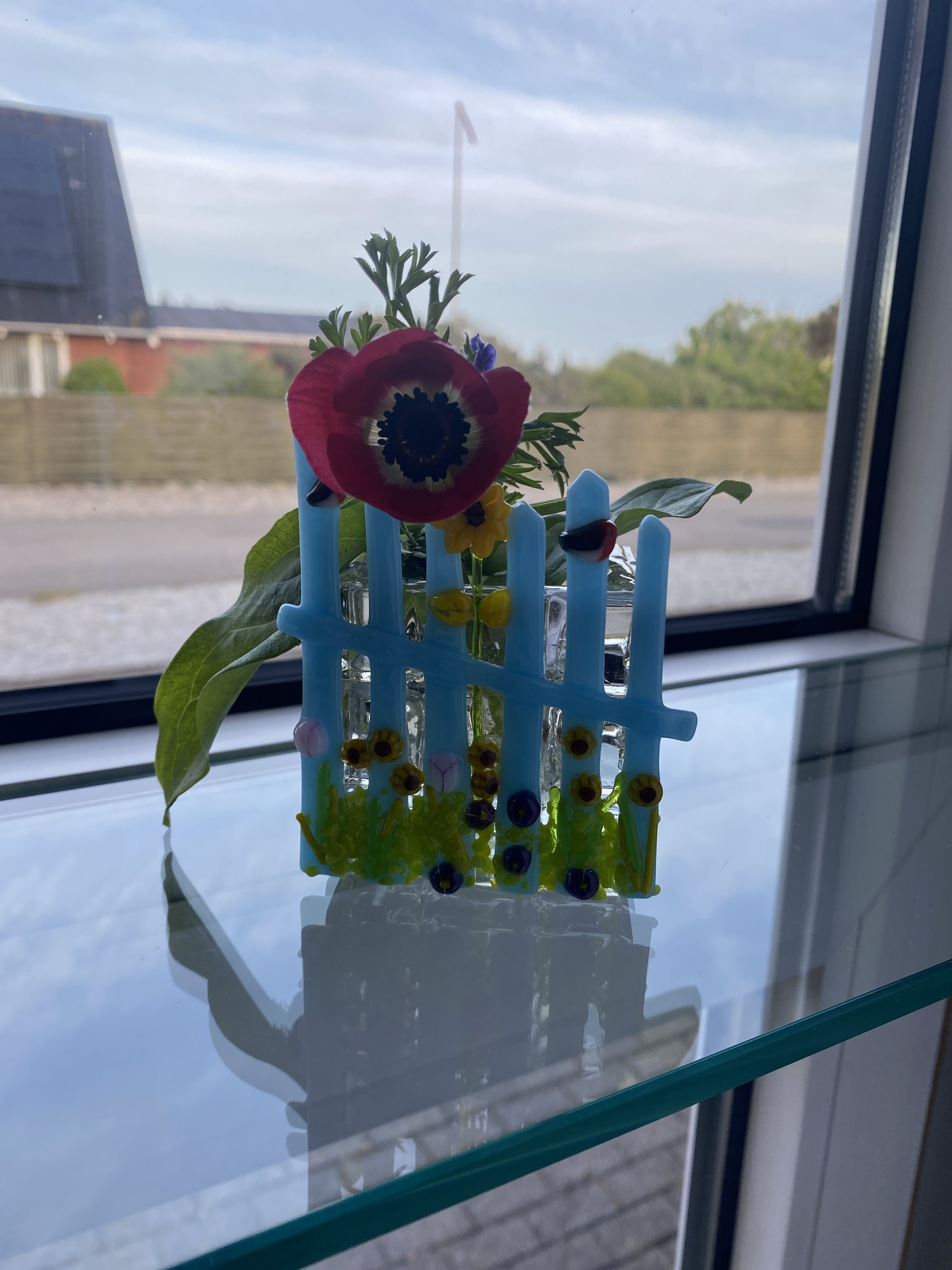 Lyseblåt stakit i fuldt flor