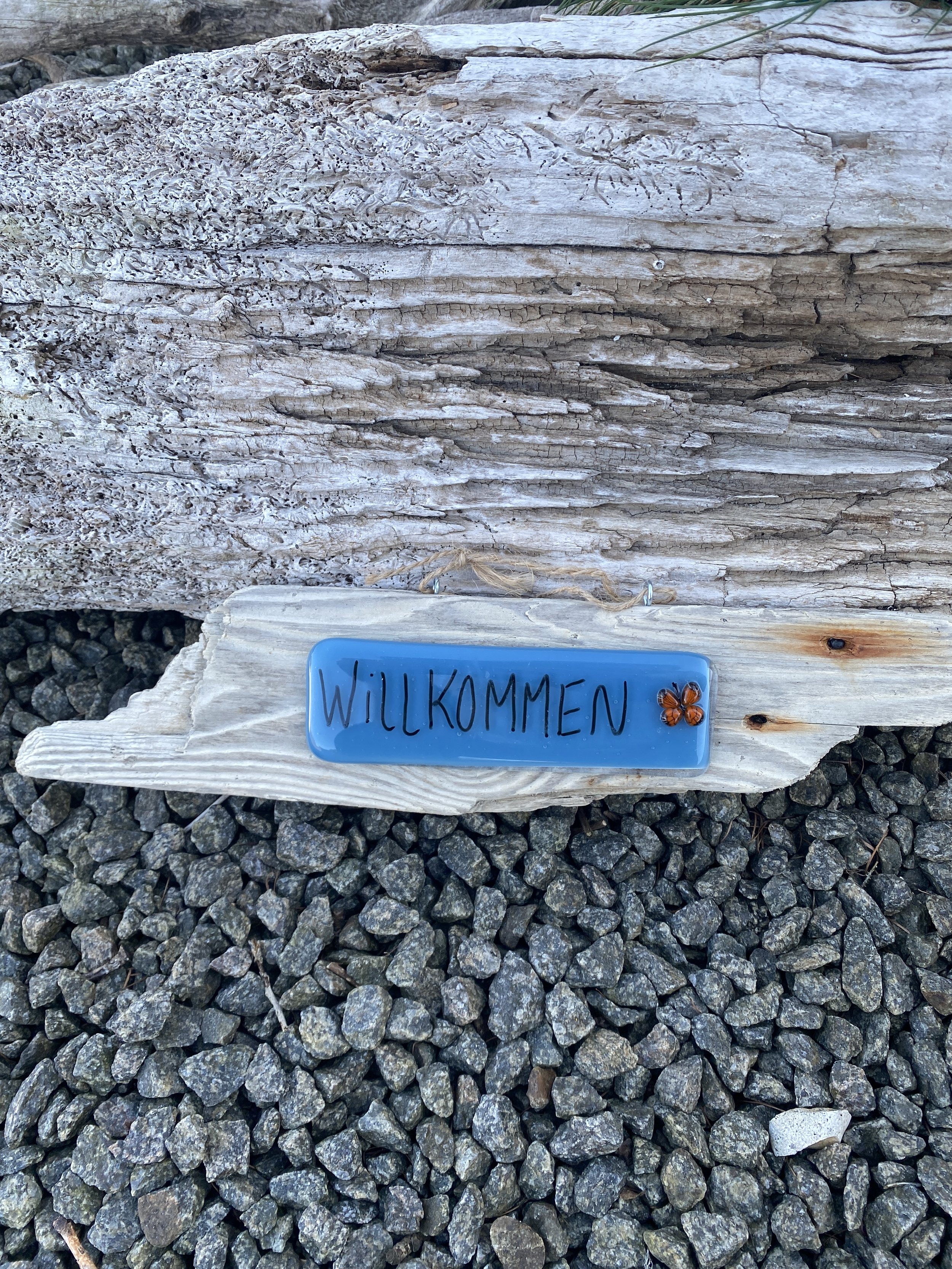 Willkommen schild auf treibholz